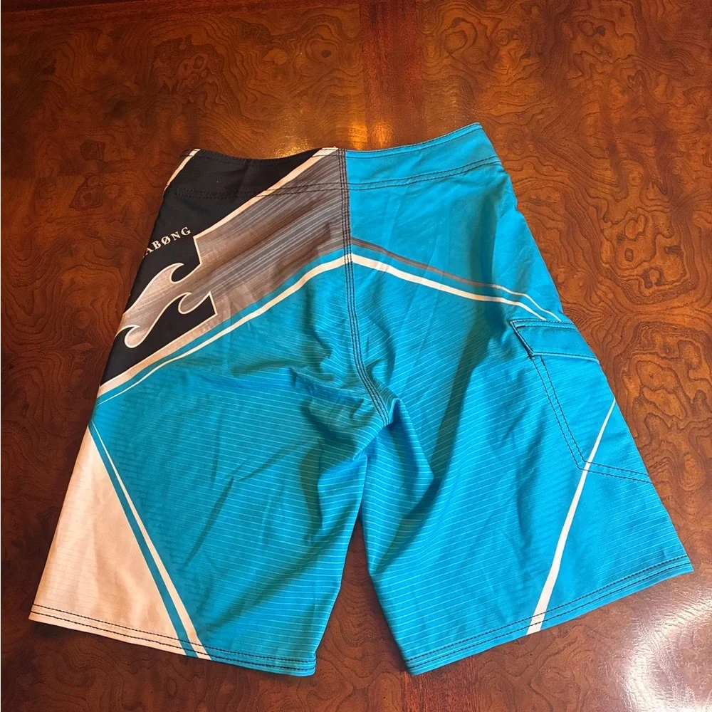 Catch a wave: Billabong Men’s/Teen/Youth Turquoise & Gray Geometric Boardshorts